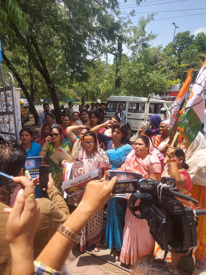 Bhopal: एमपी में दूध के बढ़े दामों को लेकर महिला कांग्रेस ने किया प्रदर्शन, बढ़ाई गई कीमतें वापस लेने की मांग