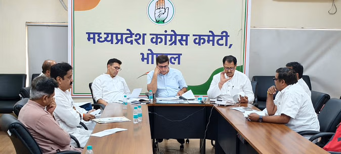 Bhopal: PCC में दिनभर चली मैराथन बैठक,3 साल पहले ही चुनावी तैयारी में जुटी कांग्रेस,संगठन को मजबूत करने पर जोर