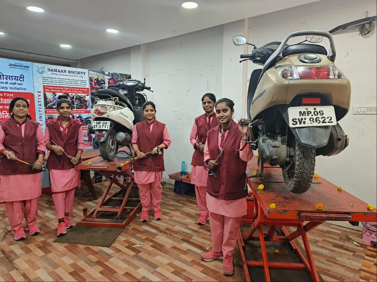 सफलता की कहानी  - - महिला सशक्तिकरण की मिसाल बन रहा इन्दौर का महिला मैकेनिक गैरेज